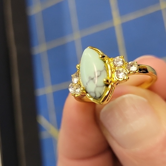 Turquoise Faux Rhinestone Gold Tone Ring Size 8.5 - Picture 3 of 4